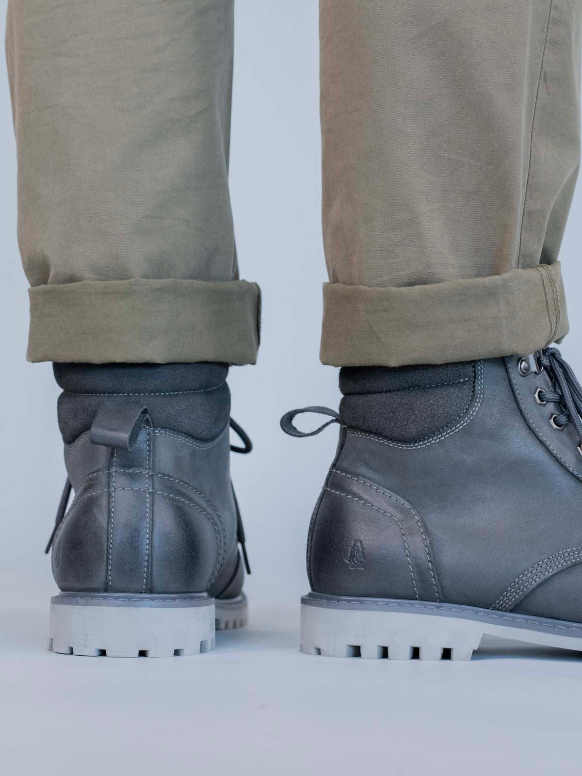 Botin Cuero Hombre Maxwell Gris Hush Puppies