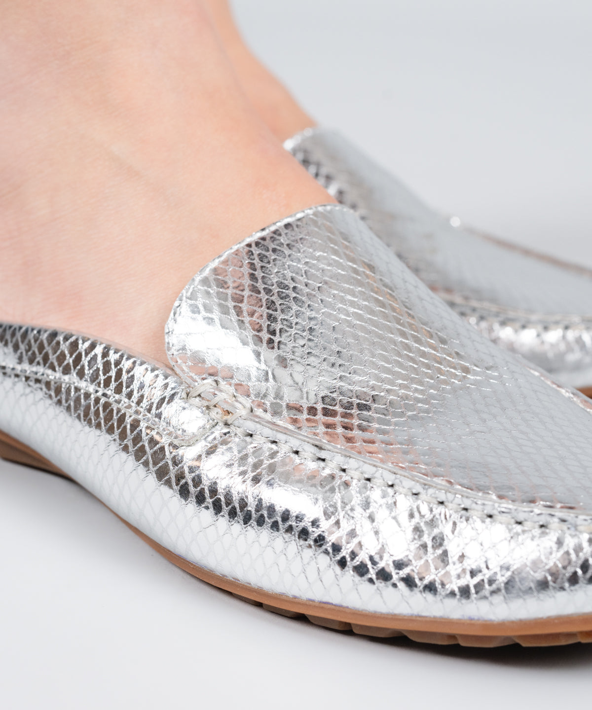 Mocasin Cuero Mujer Metalizado Cabris Gris